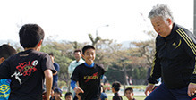 沖縄のサッカー少年＆野球少年たちがスポーツ界の“レジェンド”たちに大興奮！！