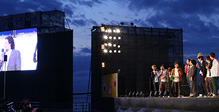ほぼ沖縄出身芸人たちの爆笑舞台あいさつ。夕闇のビーチでハリウッドの名作『俺たちに明日はない』が上映